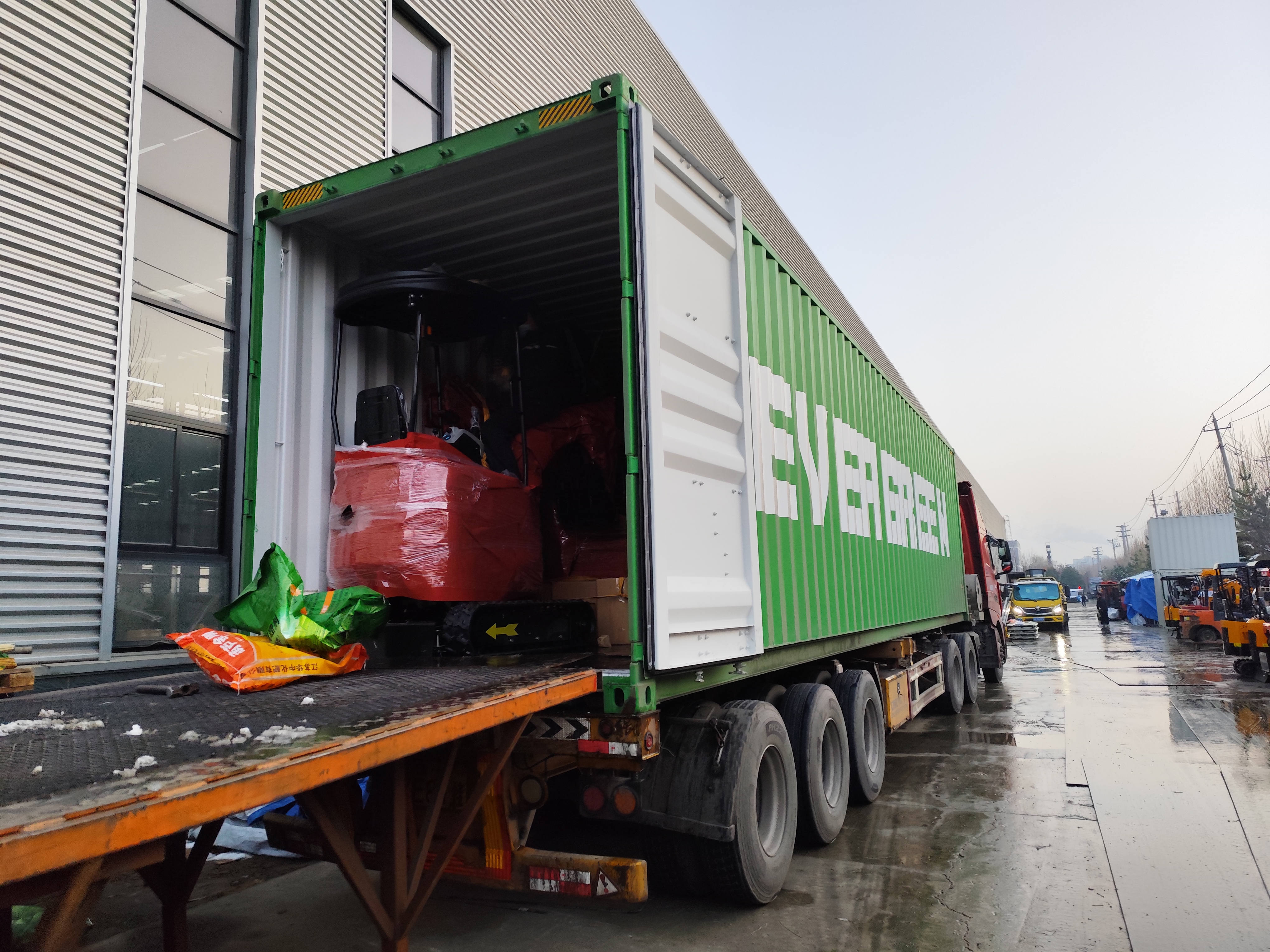 Производството на мини багер од француски клиенти е завршено и испорачано