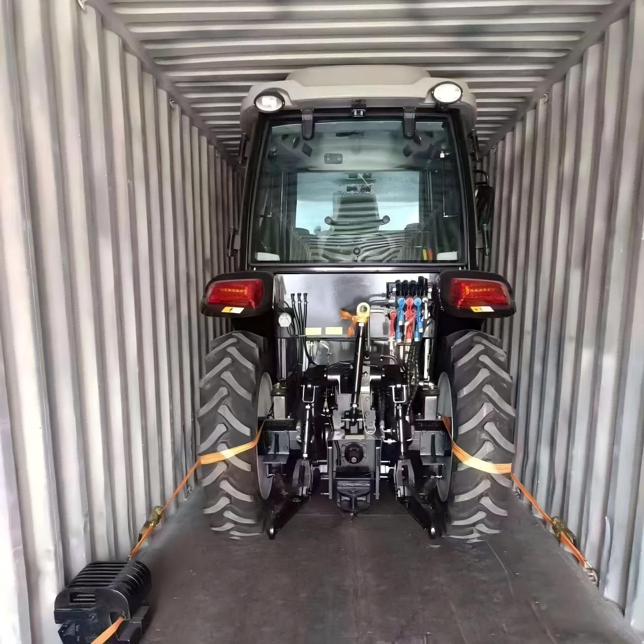 Доставен е тракторот со 50 КС, прилагоден за купувачот од Панама.